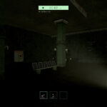 Un jugador ilumina con su linterna un pasillo oscuro en Empty House