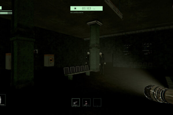Un jugador ilumina con su linterna un pasillo oscuro en Empty House
