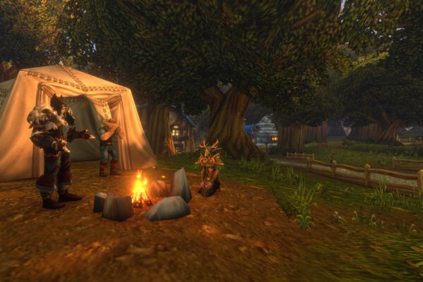 Campamento con hoguera y tienda en un bosque de World of Warcraft: Forever