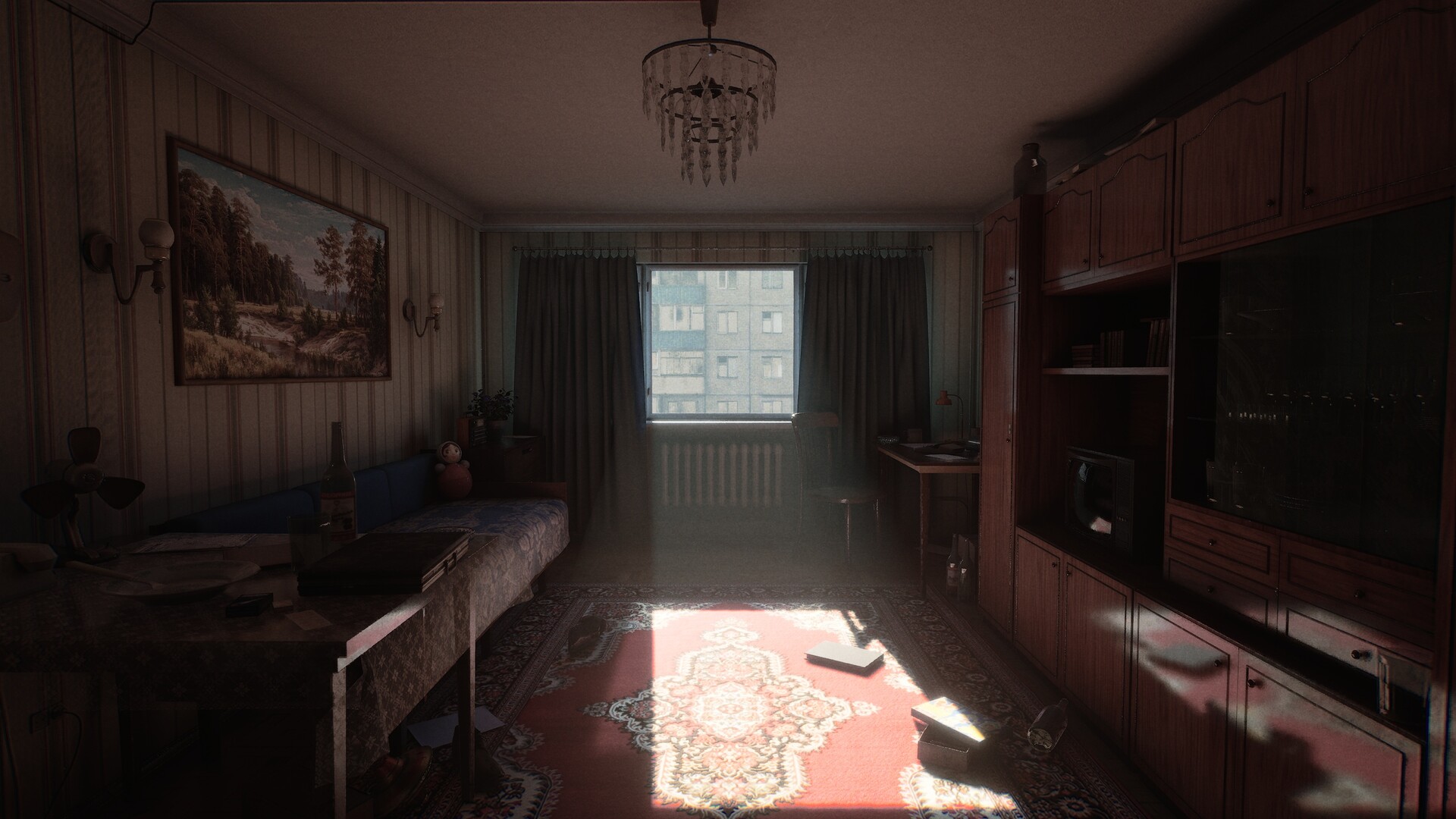 Interior de una vivienda soviética en ASPIS, con muebles de madera y luz entrando por la ventana