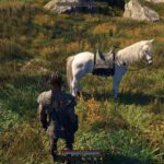 Un personaje junto a un caballo blanco con silla y alforjas en Pax Dei
