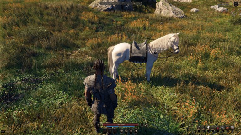 Un personaje junto a un caballo blanco con silla y alforjas en Pax Dei