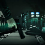 Un personaje sostiene un arma mientras varias figuras se acercan entre los equipos de una instalación de SCP: Project Pneuma
