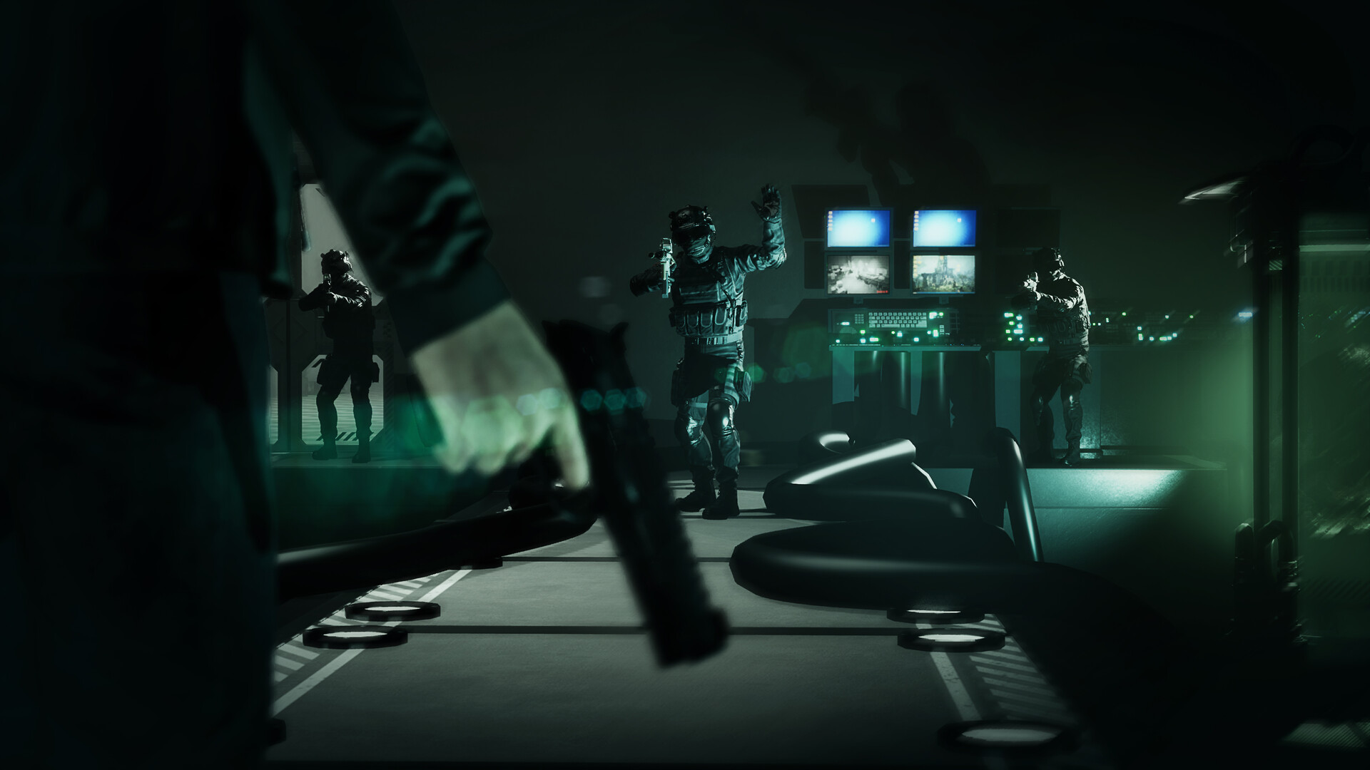Un personaje sostiene un arma mientras varias figuras se acercan entre los equipos de una instalación de SCP: Project Pneuma