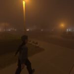 Una superviviente de Project Zomboid recorre una calle con niebla vista en tercera persona mediante PZ3D