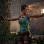 Lara Croft apunta con sus dos pistolas entre ruinas cubiertas de vegetación