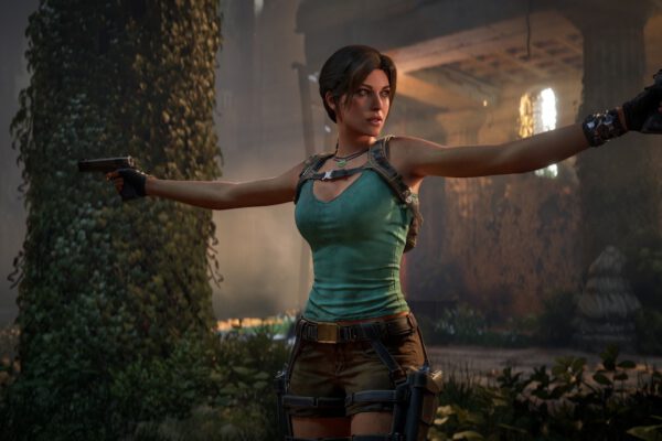 Lara Croft apunta con sus dos pistolas entre ruinas cubiertas de vegetación