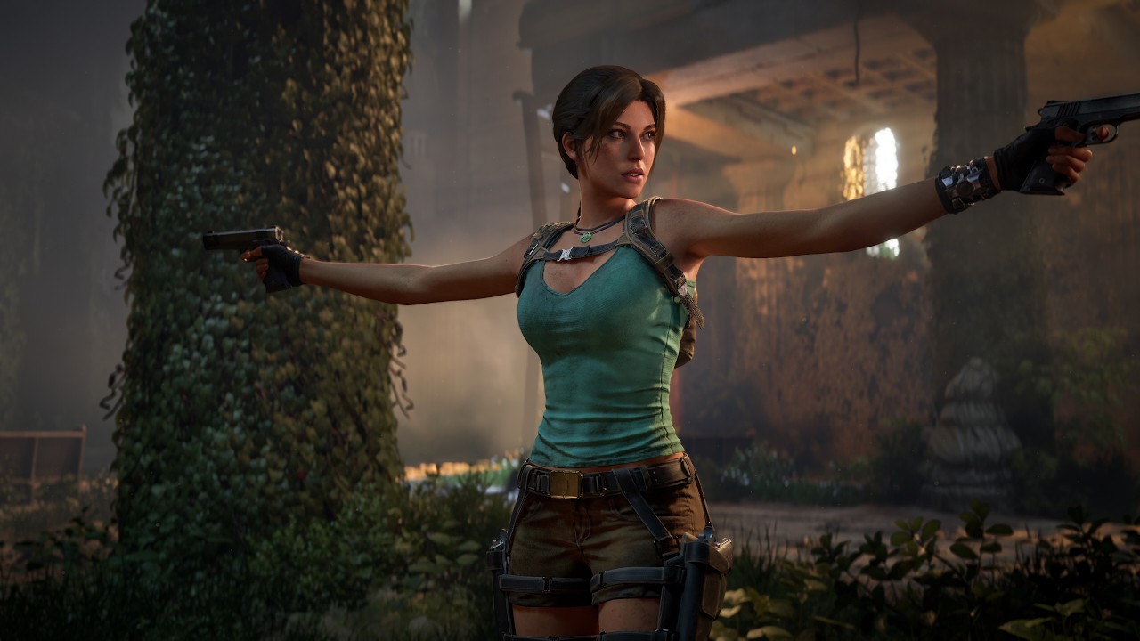 Lara Croft apunta con sus dos pistolas entre ruinas cubiertas de vegetación