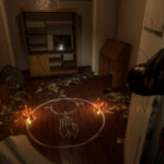 Una mano sostiene una linterna frente a un círculo ritual con velas en Playable Archive