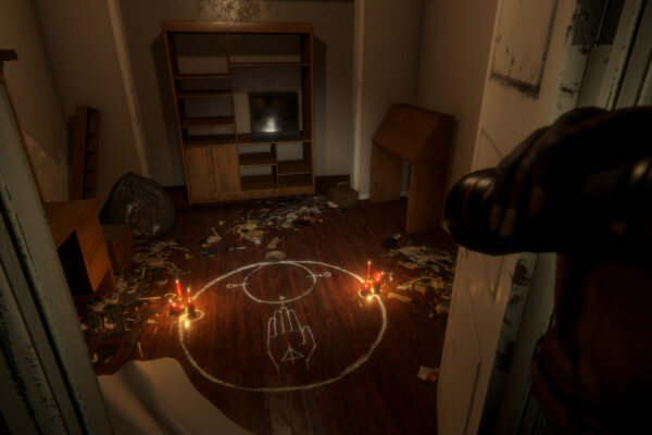 Una mano sostiene una linterna frente a un círculo ritual con velas en Playable Archive