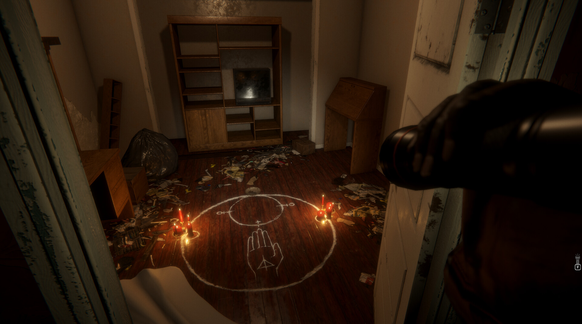 Una mano sostiene una linterna frente a un círculo ritual con velas en Playable Archive