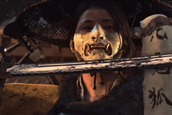 Una guerrera con máscara dorada sostiene una katana en Ghost of Yōtei