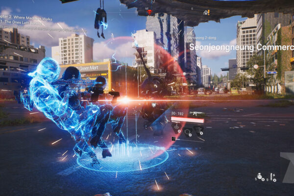 Un personaje de CINDER CITY utiliza un escudo de energía azul durante un tiroteo