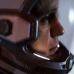 Primer plano de una astronauta con el casco iluminado en Directive 8020