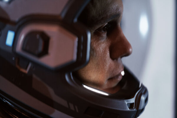 Primer plano de una astronauta con el casco iluminado en Directive 8020