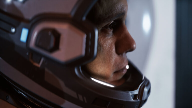 Primer plano de una astronauta con el casco iluminado en Directive 8020