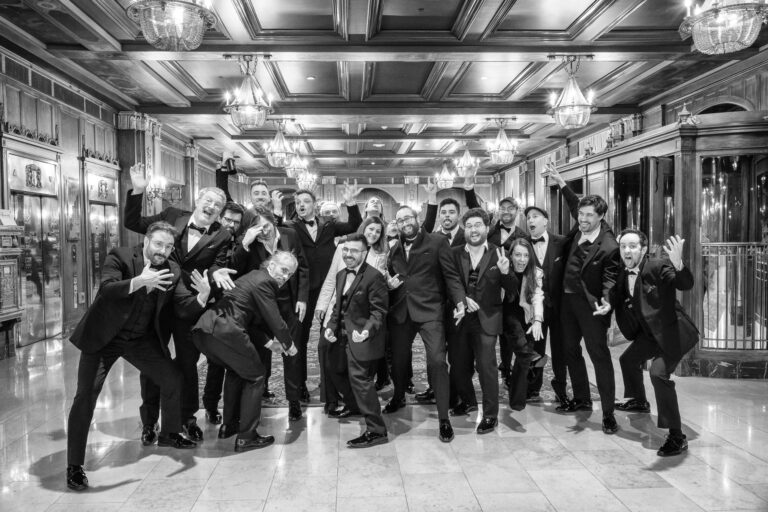 El equipo de Sabotage Studio, vestido de gala, celebra su décimo aniversario en una fotografía en blanco y negro.