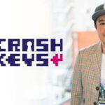 Kotaro Uchikoshi posa junto al logotipo de su estudio CRASH KEYS