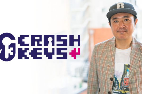 Kotaro Uchikoshi posa junto al logotipo de su estudio CRASH KEYS