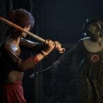 Susan levanta una barra metálica para defenderse de un perseguidor enmascarado en Remothered: Red Nun’s Legacy.