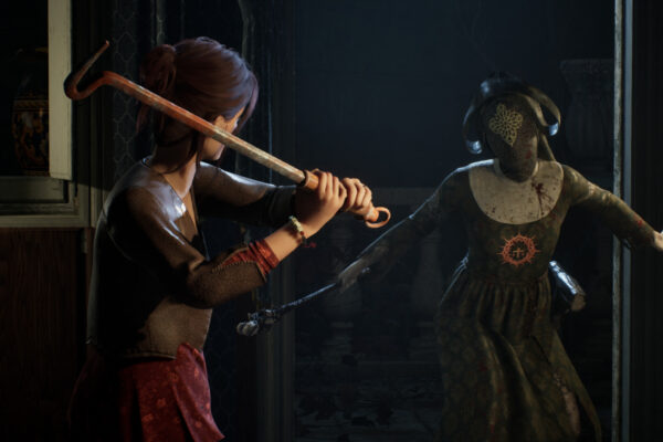 Susan levanta una barra metálica para defenderse de un perseguidor enmascarado en Remothered: Red Nun’s Legacy.