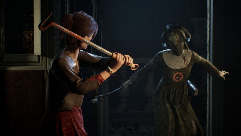 Susan levanta una barra metálica para defenderse de un perseguidor enmascarado en Remothered: Red Nun’s Legacy.