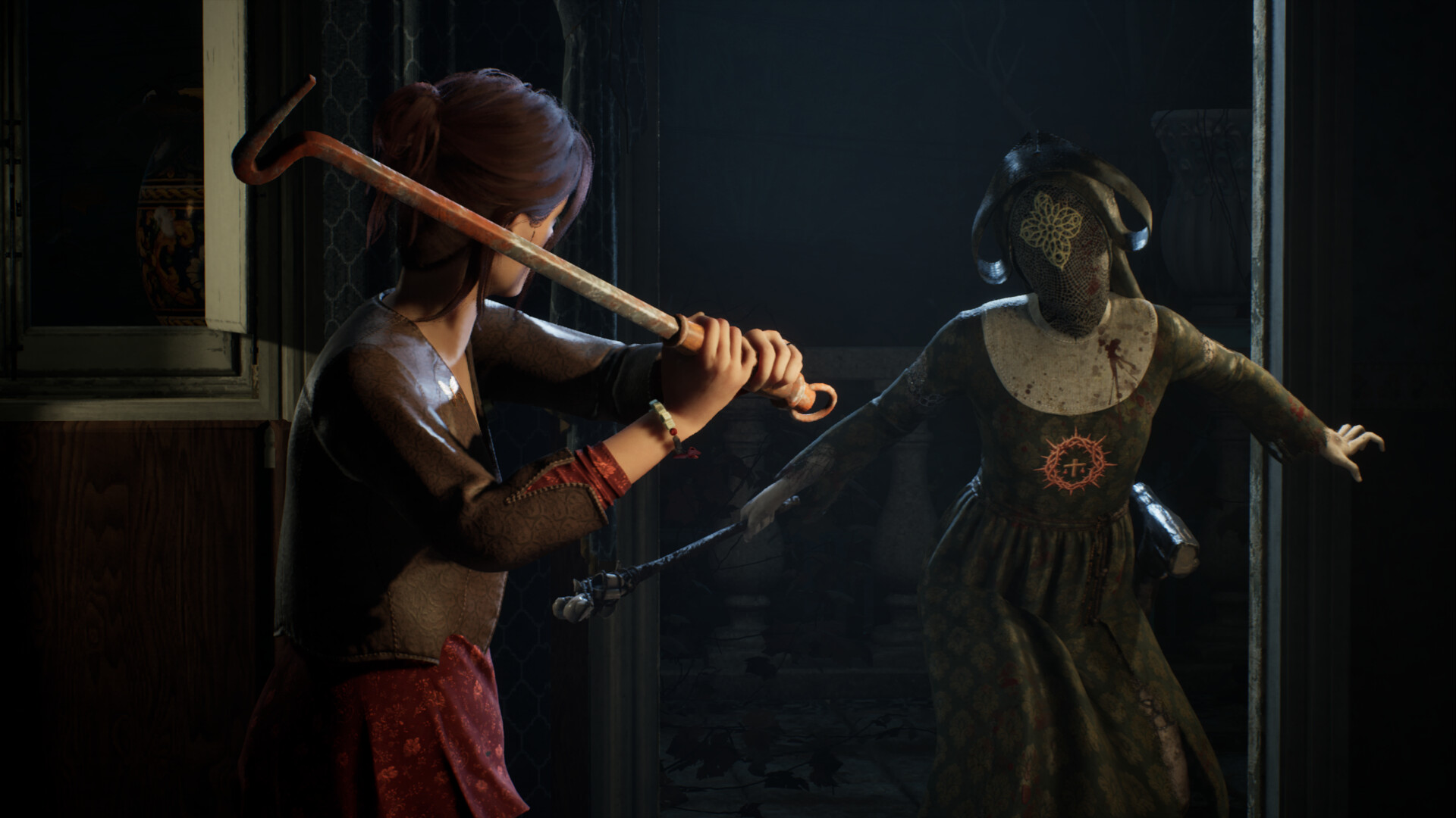 Susan levanta una barra metálica para defenderse de un perseguidor enmascarado en Remothered: Red Nun’s Legacy.