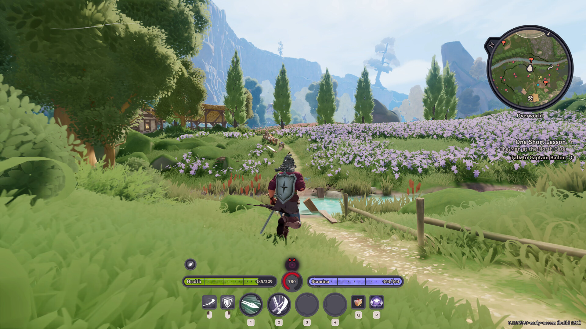 Un aventurero con espada y escudo recorre un sendero entre flores y árboles en Everlast: Undying Tale