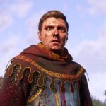 Un personaje de Kingdom Come: Deliverance II vestido con ropa medieval ante un paisaje rural