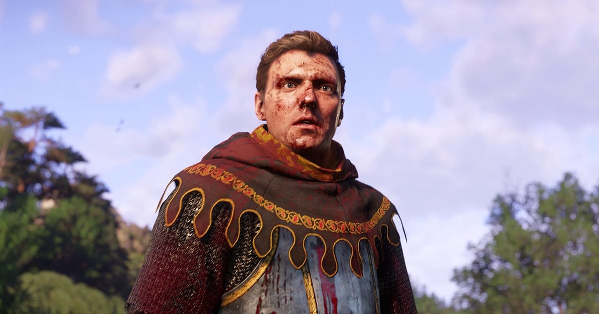 Un personaje de Kingdom Come: Deliverance II vestido con ropa medieval ante un paisaje rural